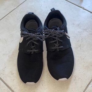 Black Nike Roshes